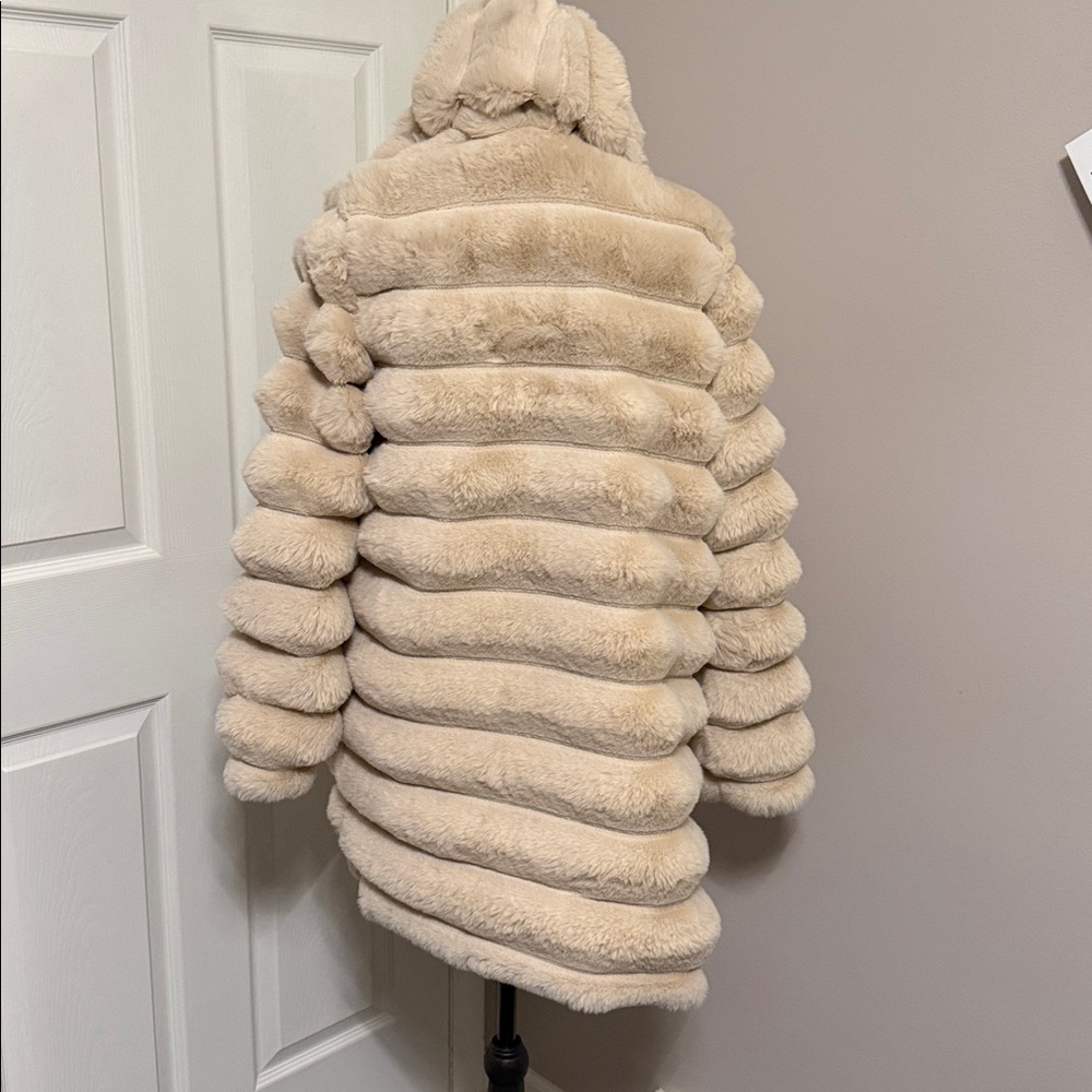 Luxurious Cream Faux Fur Coat - Picture 3 of 9